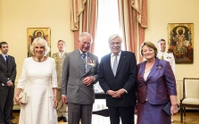 Het Britse paar wordt ontvangen door president Pavlopoulos en zijn vrouw