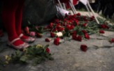 Rode anjers om de slachtoffers van de opstand te herdenken