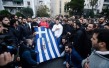 Ieder jaar wordt de Griekse vlag meegedragen waarop nog bloedsporen zijn te zien