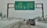 Het verkeer op de snelwegen heeft ook last van de sneeuw