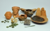 Een selectie van voorwerpen die bij opgravingen werden gevonden